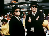 The most famous version of Sweet Home Chicago is the one played by The Blues Brothers – Dan Aykroyd and John Belushi, in the 1980 film of the same name. | Photo: The Hollywood Reporter