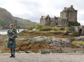 We assume that bagpipes come from Scotland, don't we? However, archaeological findings suggest that the Hittites were playing bagpipes as early as 1000 BC. | Photo: Wallpaper Flare