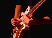 The undeniable advantage of the fingerstyle technique is the direct contact between fingers and strings, which allows you to get much more timbre, emotions and nuance into your playing. | Photo: Patti Black (Unsplash)