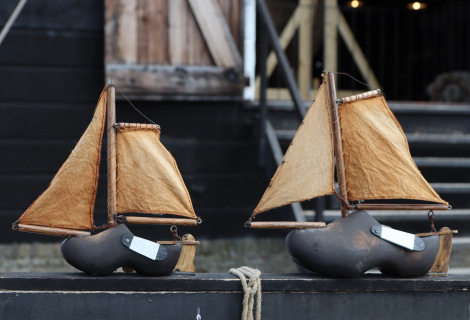 Art at Zuiderzeemuseum Enkhuizen: wooden-shoe-boats. I Photo: Honza Bartošek Art at Zuiderzeemuseum Enkhuizen: wooden-shoe-boats. I Photo: Honza Bartošek