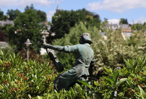 Statue of a violin maker in music town Markneukirchen | Photo: Honza Bartošek