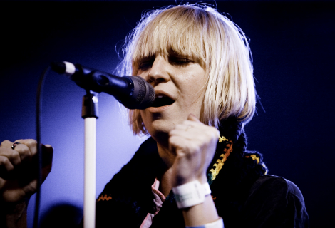 How is it possible that Sia is able to sing Chandelier live? | Foto: kris krüg How is it possible that Sia is able to sing Chandelier live? | Foto: kris krüg