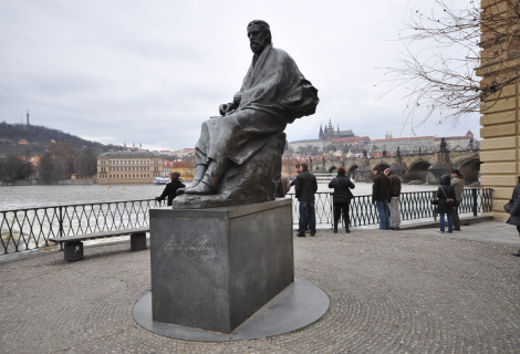 The statue of Bedřich Smetana in Prague's Novotného lávka, which also houses the composer's museum. Tourists who, like to take pictures of Prague Castle from here, are probably more familiar with Dvořák's New World Symphony than with Smetana's work. | Photo: Flickr