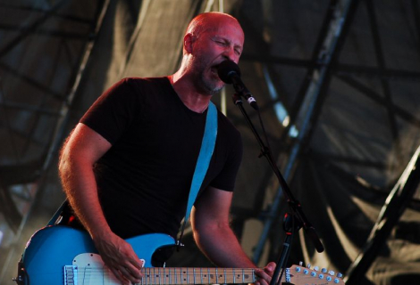 Bob Mould, singer of Hüsker Dü, performing in 2005 | Photo: Angelo Yap (CC BY 2.0)