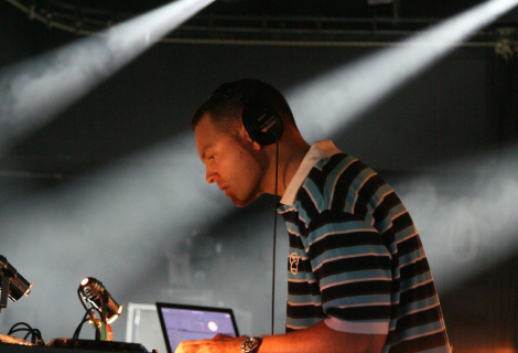 Joshua Paul Davis, better known by his stage name DJ Shadow. | Photo: Scott Sandars (Wikimedia CC 2.0)