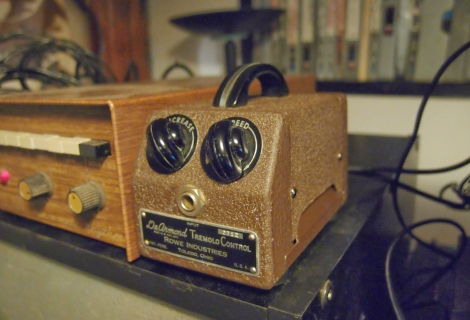 In 1948, DeArmond produced the world's first tremolo guitar effect.