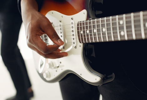 The important thing is to show that you do know "Master Of Puppets" and can play it, albeit badly, but damn fast and loud.| Photo: Gustavo Fring (Pexels.com)