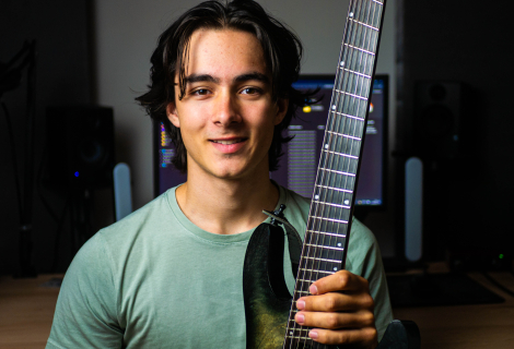 When a metalhead does a guitar cover of a pop song | Photo: author