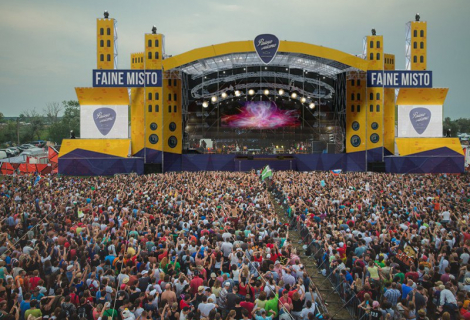 The multi-genre festival Faine Misto enjoys a massive turnout just outside Ternopil. | Photo: festival website