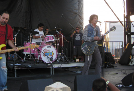 Fear performing on the Warped Tour at the Cricket Wireless Amphitheatre in Chula Vista, California on August 10, 2010. (Credits IllaZilla, CC-BY-SA)