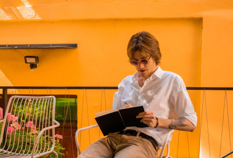 Anatoly Zaitsev getting to work on some lyrics | Photo: Kateryna Kuzminska