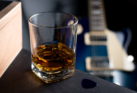 Hip hop & rap, country and pop have a surprising connection. Their artists often refer to alcohol in their lyrics as a source of inspiration, happiness or success. | Photo: Anthony Torres (Unsplash)