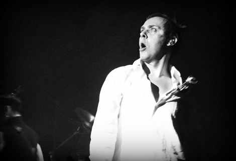 Vocalist Peter Murphy in concert with Bauhaus in London | Photo: Pedro Figueiredo CC-BY-SA 2.0