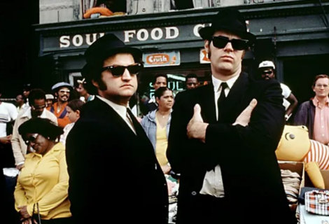 The most famous version of Sweet Home Chicago is the one played by The Blues Brothers – Dan Aykroyd and John Belushi, in the 1980 film of the same name. | Photo: The Hollywood Reporter