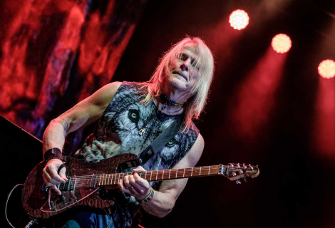 Steve Morse skilfully controls the volume of each note with his right pinky finger during his solos. | Photo: Mark Ellis