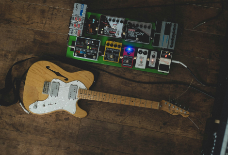 All guitarists love their instruments, boxes, amps and other gadgets that help them create crazy sound experiments. When can you say enough is enough? | Photo: Anton Shuvalov (Unsplash)