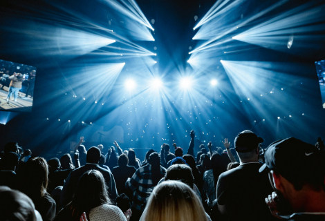 Under the "crew" there is a huge number of people who are involved in the realization of concerts or tours. Without them, even the biggest star wouldn't get a look in. | Photo: Bennie Bates (Unsplash)