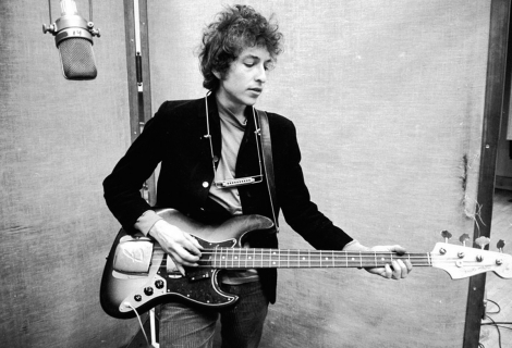 Bob Dylan with bass and blowpipe | Source: Wikipedia