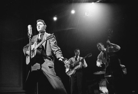 Elvis is alive – probably the most famous and best known conspiracy theory in the music industry. Photo of Elvis with Scotty Moore and Bill Black on the Radio Mirror TV show (September 1956). | Photo: Wikimedia Commons