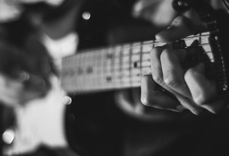 If you have a tip for other harmonically hyperactive songs, where the chords are placed somewhat randomly (for example, according to how nicely it fits in your hand on the guitar fretboard), let us know in the comments. | Photo: Austin Prock (Unsplash)