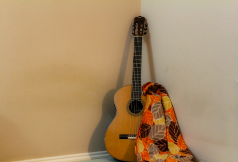 If you buy a costly guitar for someone who doesn’t have a musical ear and no real passion for music, the instrument will most likely end up abandoned in a corner. | Photo: Unsplash If you buy a costly guitar for someone who doesn’t have a musical ear and no real passion for music, the instrument will most likely end up abandoned in a corner. | Photo: Unsplash