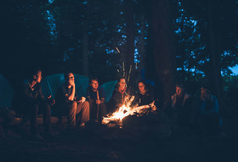 The campfire is a sort of relic from prehistoric times when the whole tribe gathered around the fire. | Photo: Mike Erskine on Unsplash