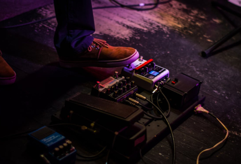 While bassists and keyboardists also make use of them, it’s fair to say pedals are usually found under the feet of a guitarist. I Photo: Creative Commons