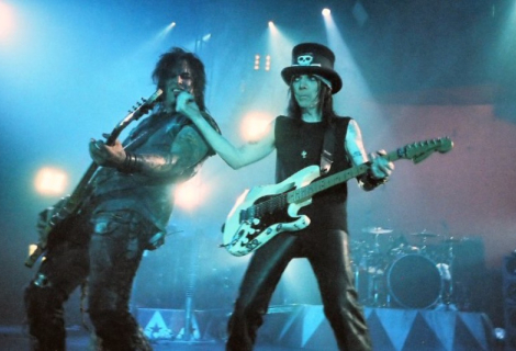 Nikki Sixx and Mick Mars of Mötley Crüe in Glasgow Scotland, June 14th 2005 | Photo: Alec MacKellaig (CC BY 2.0)