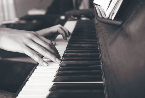 Slowing down from the start so that you can play the whole piece – including the easier and harder parts – in one go and at the same tempo, is seemingly boring, but essential to your ability to play smoothly. | Photo: Cristina Gottardi (Unsplash)