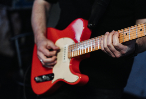 Have you ever tried really wild guitar tuning? A combination that totally shatters your learned fingering and opens the door to unexplored sound universes? | Photo: Vitalii Khodzinskyi (Unsplash)