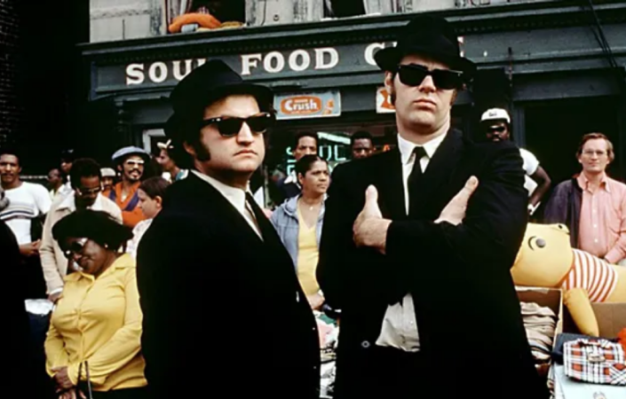 The most famous version of Sweet Home Chicago is the one played by The Blues Brothers – Dan Aykroyd and John Belushi, in the 1980 film of the same name. | Photo: The Hollywood Reporter