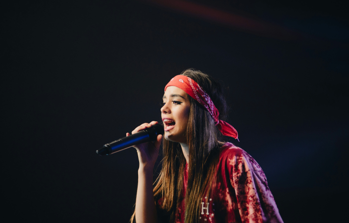 You can do whatever you want with your voice: whisper, scream, squeal out of tune or growl. There's just one catch – it should feels like an artistic intention, not a lack of skill. | Photo: Elizeu Dias (Unsplash)