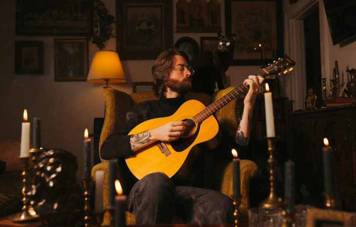 If you’re tempted to record acoustic covers, it’s worth investing time in fine-tuning a visually appealing environment, proper mic and lighting setup. I Photo: Isaac Macdonald on Unsplash