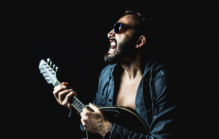 Turn off your brain fog, focus only on playing, react to the ideas of others and let things flow. | Photo: Jason Edwards (Unsplash)