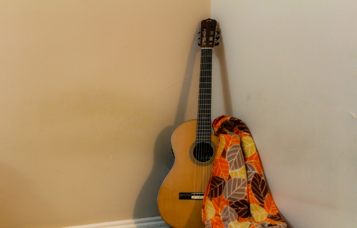 If you buy a costly guitar for someone who doesn’t have a musical ear and no real passion for music, the instrument will most likely end up abandoned in a corner. | Photo: Unsplash