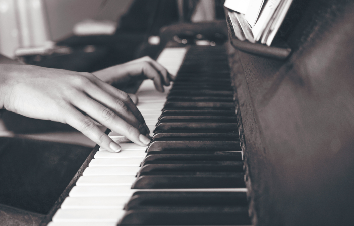 Slowing down from the start so that you can play the whole piece – including the easier and harder parts – in one go and at the same tempo, is seemingly boring, but essential to your ability to play smoothly. | Photo: Cristina Gottardi (Unsplash)