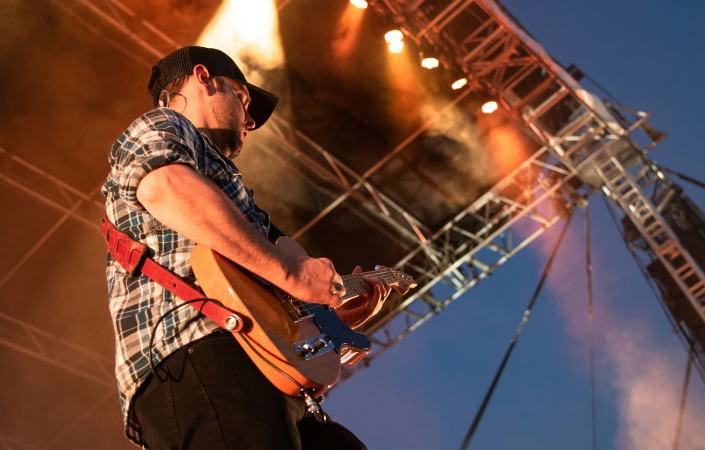 Huge stages, fame and world tours are the dream of many aspiring musicians who are trying to make it abroad. But what is the reality? | Photo: T.C. Brewster (Unsplash)